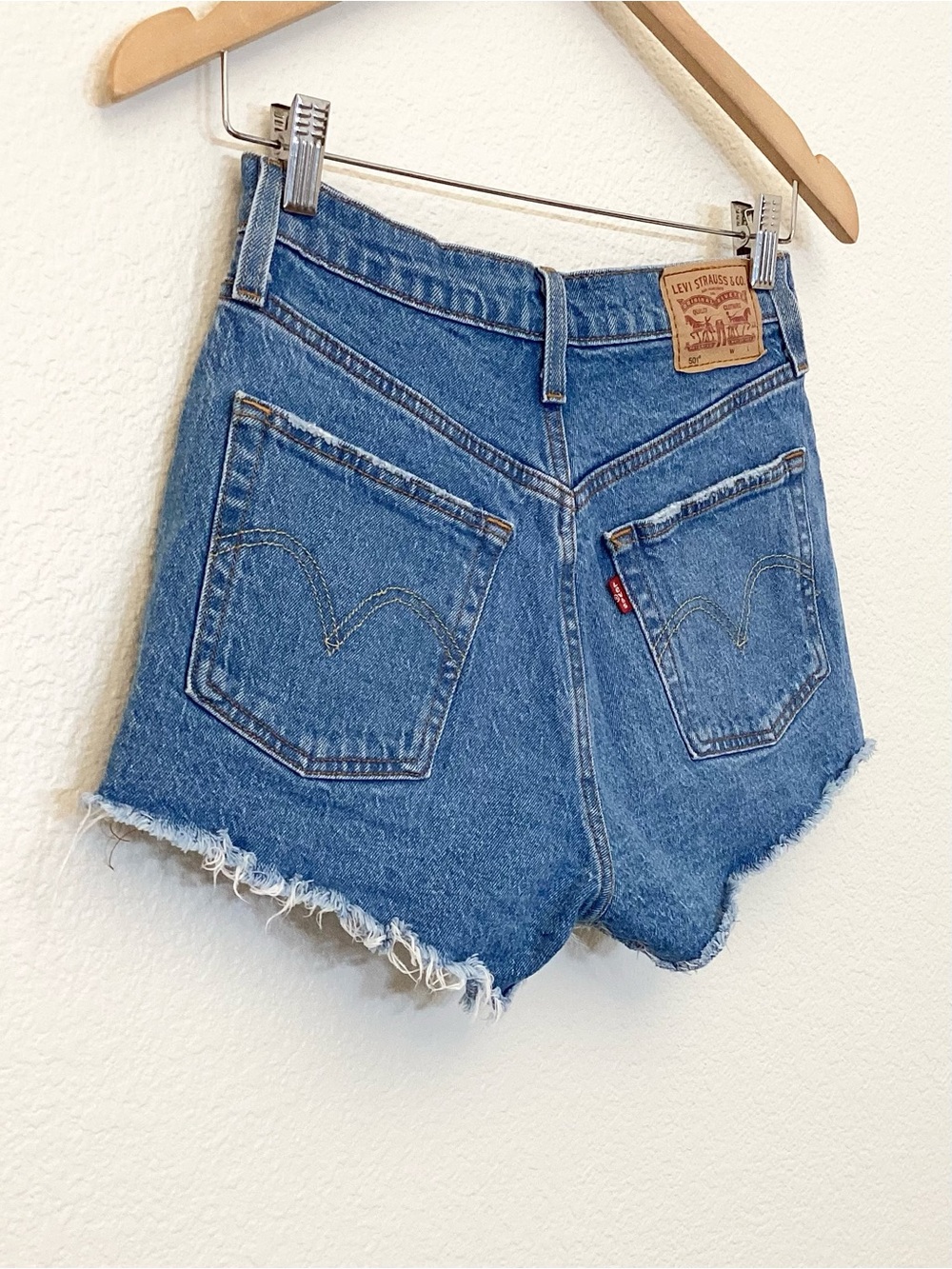 Levi’s 501 W25 (US 0/1) Denim Women’s Shorts High Rise Distressed 56327-0251 - Picture 7 of 14
